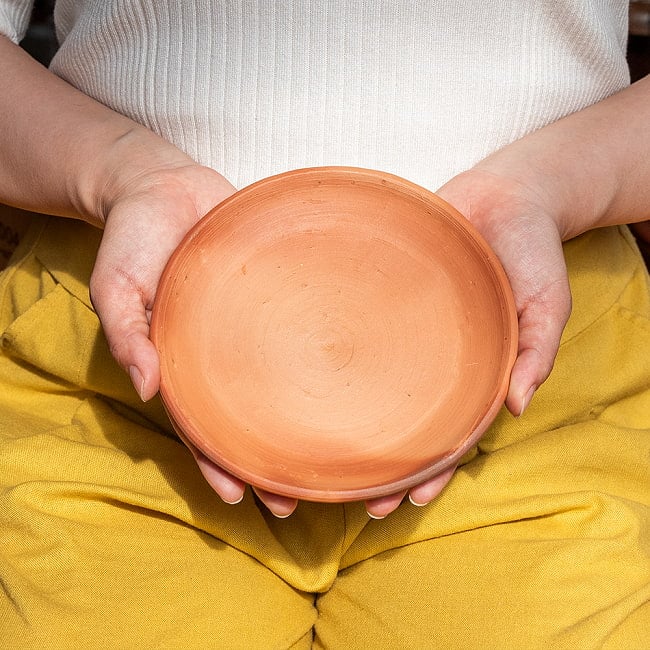 スリランカ伝統の素焼き小皿 テラコッタ製 直径：16cm程度 2 - このくらいのサイズ感になります