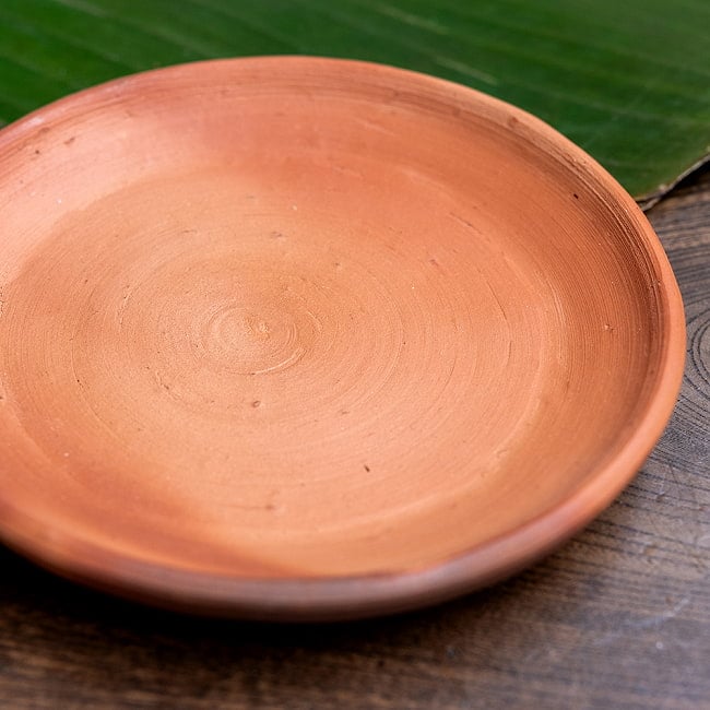 スリランカ伝統の素焼き小皿 テラコッタ製 直径：16cm程度 5 - 別の角度から