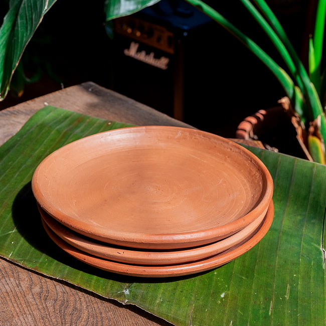 スリランカ伝統の素焼き中皿 テラコッタ製 直径：22.5cm程度 12 - 重ねるとこのような感じになります