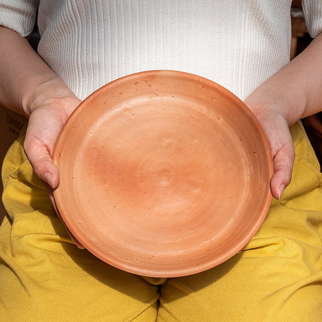 スリランカ伝統の素焼き中皿 テラコッタ製 直径：22.5cm程度 2 - このくらいのサイズ感になります