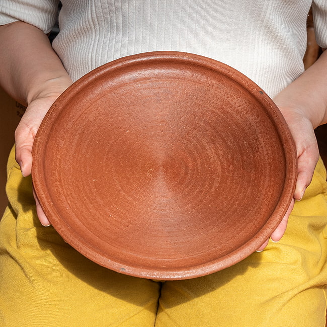スリランカ伝統の素焼き皿 ライス＆カリープレート テラコッタ製 直径：26.5cm程度 2 - このくらいのサイズ感になります