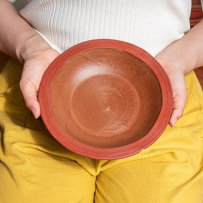 薄深皿 スリランカ伝統の素焼き食器 スーププレート テラコッタ製 直径：20.5cm程度 2 - このくらいのサイズ感になります