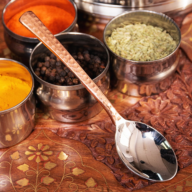 銅装飾槌目仕上げのスプーン[15.3cm]の写真1枚目です。全体写真です。持ち手の所から銅で綺麗に装飾されています。スプーン,インド,食器,カトラリー,デザートスプーン,インドカレー,インド料理,南インド料理