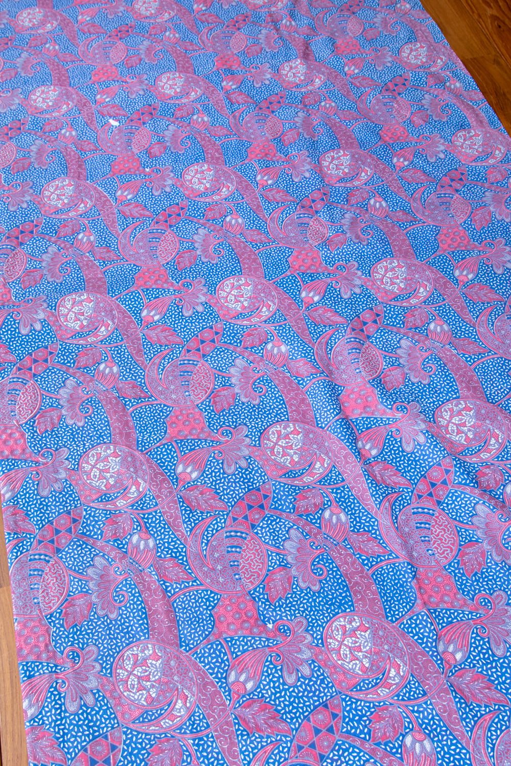 インドネシア伝統模様 ろうけつ染めデザインのコットンバティック〔203cm*107cm〕 の通販