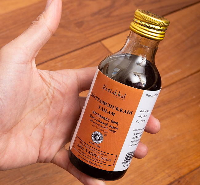 ＫＯＴＴＡＫＡＬ　コッタムチュカディ　タイラム[Kottamchukkadi tailam 200ML] 6 - サイズ比較のために手に持ってみました