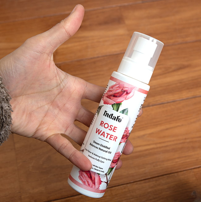 インダロ ローズウォーター[Rose Water] - 全身用化粧水 200ml 3 - サイズ比較のために手に持ってみました