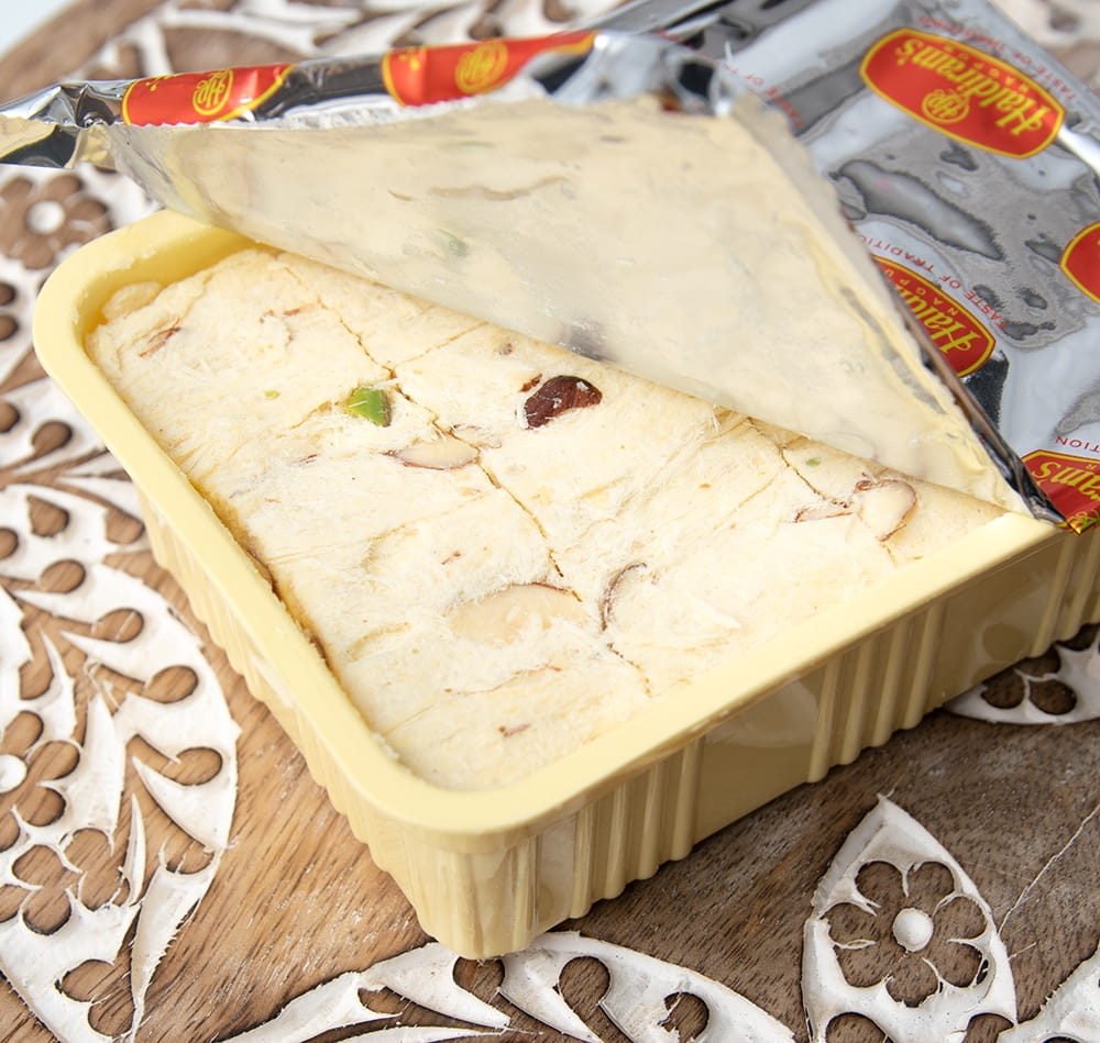 インドのお菓子 ソーン パブディ ピスタチオ リッチ − SOAN PAPDI の通販