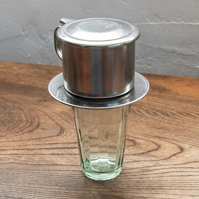 ベトナム コーヒー フィルター 【ステンレス製】 4 - 小さなカップの上に載せてみました。
