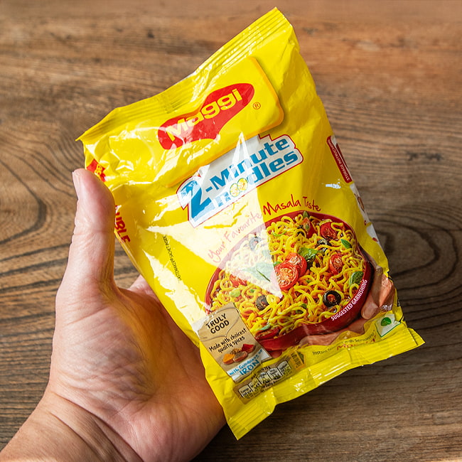 インドの屋台ヌードル マサラ味 インスタント 2人前 Maggi 5 - これくらいのサイズ感です。