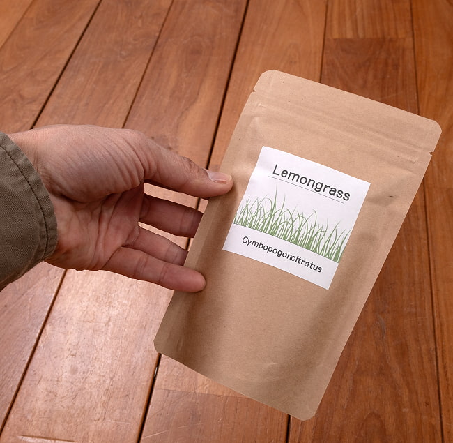 レモングラス ハーブティー Lemongrass Herb Tea 30g【石垣島アーユルヴェーダ農園 もだま工房】 4 - サイズ比較のために手に持ってみました