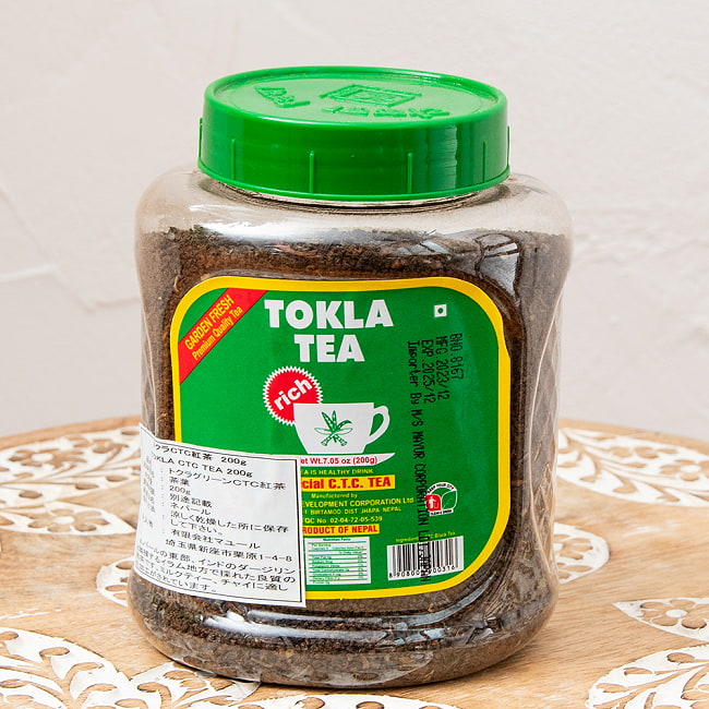 チャイ用茶葉 ネパールの紅茶 トクラグリーン CTC 紅茶 - TOKLA 200g 3 - 片面には英語、もう片面にはネパール語が書かれています