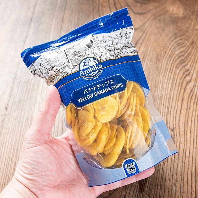 南インドのおやつ 甘くないバナナチップス- YELLOW BANANA CHIPS 100g 4 - サイズ比較のために手に持ってみました