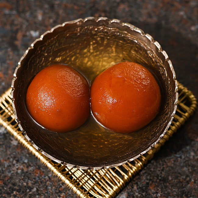 ミニ クラブ ジャムン - Mini Gulab Jamn(500g)【Ahmed】 5 - こちらがグラブジャムン。インド本国で撮影したもので、本品とは異なりますが、ほぼ同じ感じだと思います