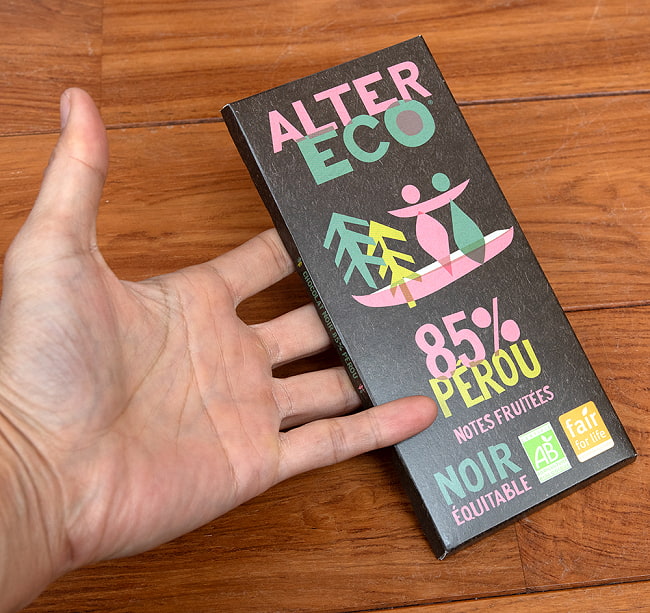 オーガニックフェアトレードチョコ ノワール ペルー - 100g【ALTER ECO・アルテルエコ】 3 - サイズ比較のために手に持ってみました