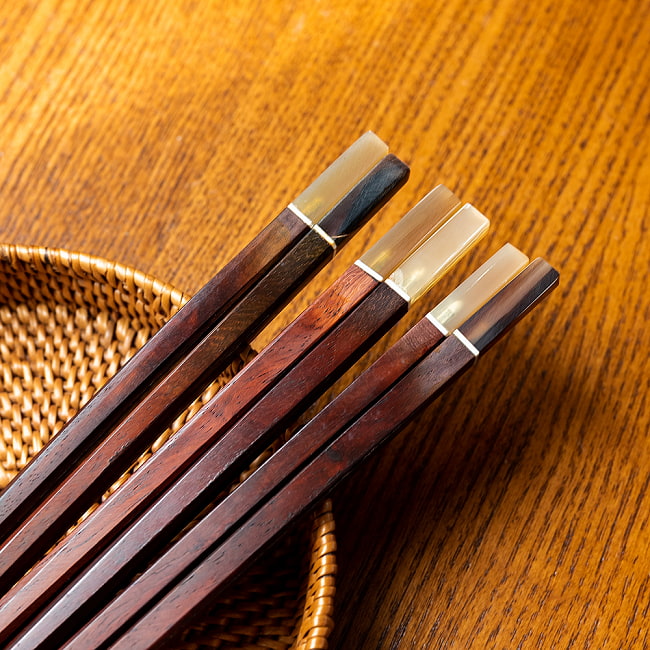 ベトナムからやってきた　アジアン箸[水牛の角] 7 - 天然素材を用いて、手作りしている為、それぞれこのような個体差がございます。