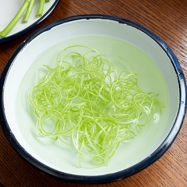 ベトナムの空芯菜カッター　空芯菜など細切りに！空芯菜サラダがすぐ作れる 10 - 切った後はアクを抜くためにしばらく水にさらすと食べやすいです。