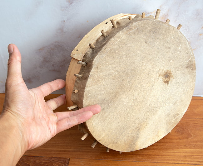 ネパールの民族打楽器 ダンプ タマン ドラム Damphu-Tamang-Drum 26cm  10 - サイズ比較のために手といっしょに撮影しました