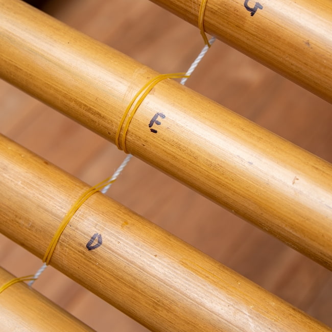 ベトナムの竹琴（トルン） 約130cm 17 - 入荷時期により、竹と糸を固定するゴムが髪留めゴムだったり輪ゴムだったりします。