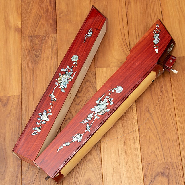 ベトナムの一弦琴 ダン・バウ （大） 8 - 中央部分で二つに折りたたむことができるので、収納の便利です。(木目の色合いや細かな装飾が商品により多少異なる場合がございます。)