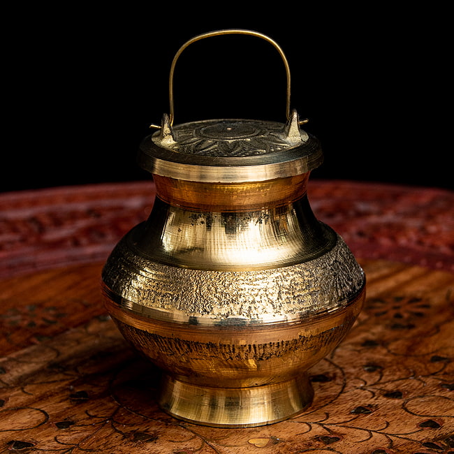 聖水入れ　プージャ用ブラス壺（10cm）の写真1枚目です。インド特有のアイテム、ガンジスの聖水入れです。聖水入れ,pooja,水入れ,水差し,ガンガージャリ