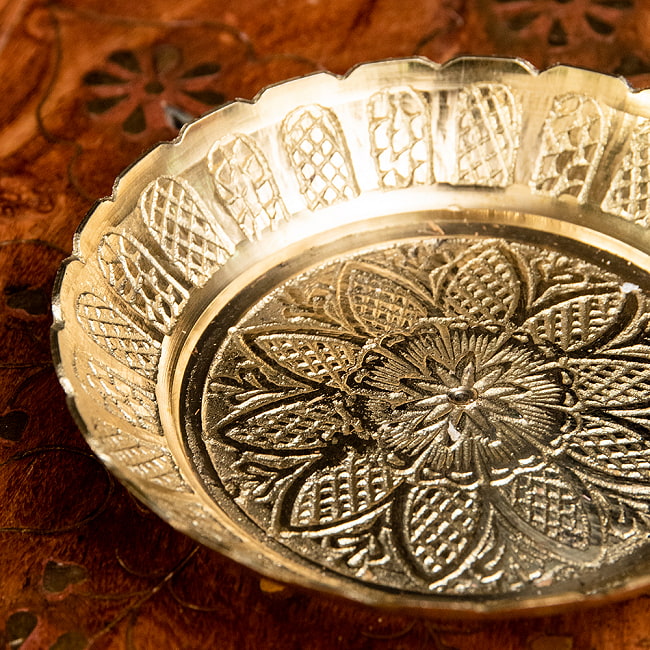 真鍮製の礼拝小皿 - Kinari Plate 直径：9.5cm程度 3 - 細かな紋様が入っています。