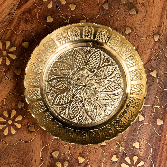 真鍮製の礼拝小皿 - Kinari Plate 直径：9.5cm程度の写真1枚目です。美しい紋様の施された皿です。礼拝,puja,プージャ,風水,vaastu,