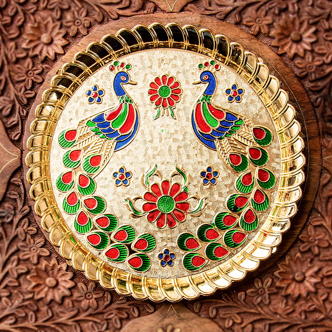 【約19cm】インドの礼拝皿 プージャターリー 孔雀の写真1枚目です。美しい紋様の施された礼拝皿です。インドでは神様へのお供物などに用います。礼拝,puja,プージャ,mina,thali