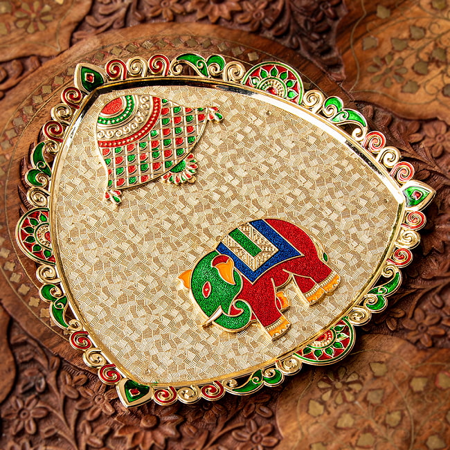 インドの礼拝皿 プージャターリー エレファントの写真1枚目です。美しい紋様の施された礼拝皿です。インドでは神様へのお供物などに用います。礼拝,puja,プージャ,mina,thali