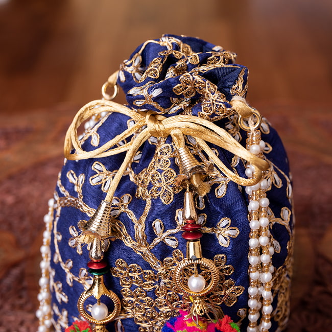 インドのきらきらミニバッグ・サリー等へオススメの巾着　ゴールド刺繍系 4 - 開口部は両サイドの紐で絞るタイプです！