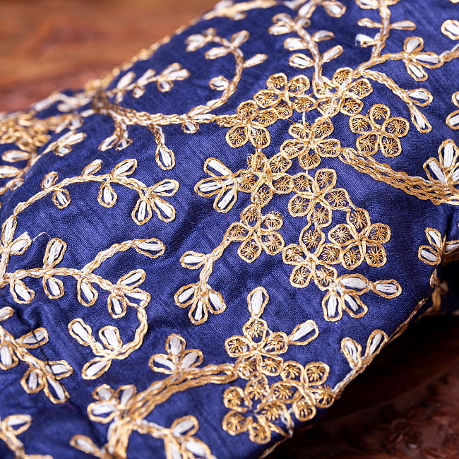 インドのきらきらミニバッグ・サリー等へオススメの巾着　ゴールド刺繍系 8 - 刺繍の拡大写真です