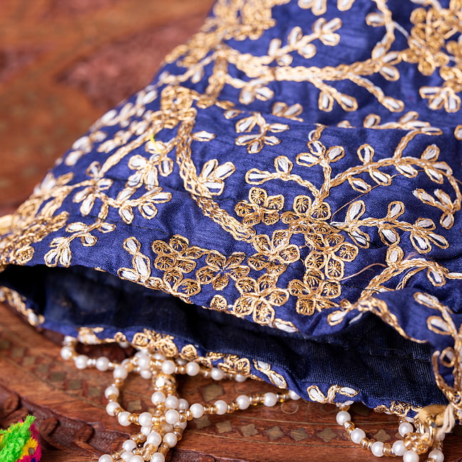 インドのきらきらミニバッグ・サリー等へオススメの巾着　ゴールド刺繍系 9 - インドらしく華やかな巾着ですね
