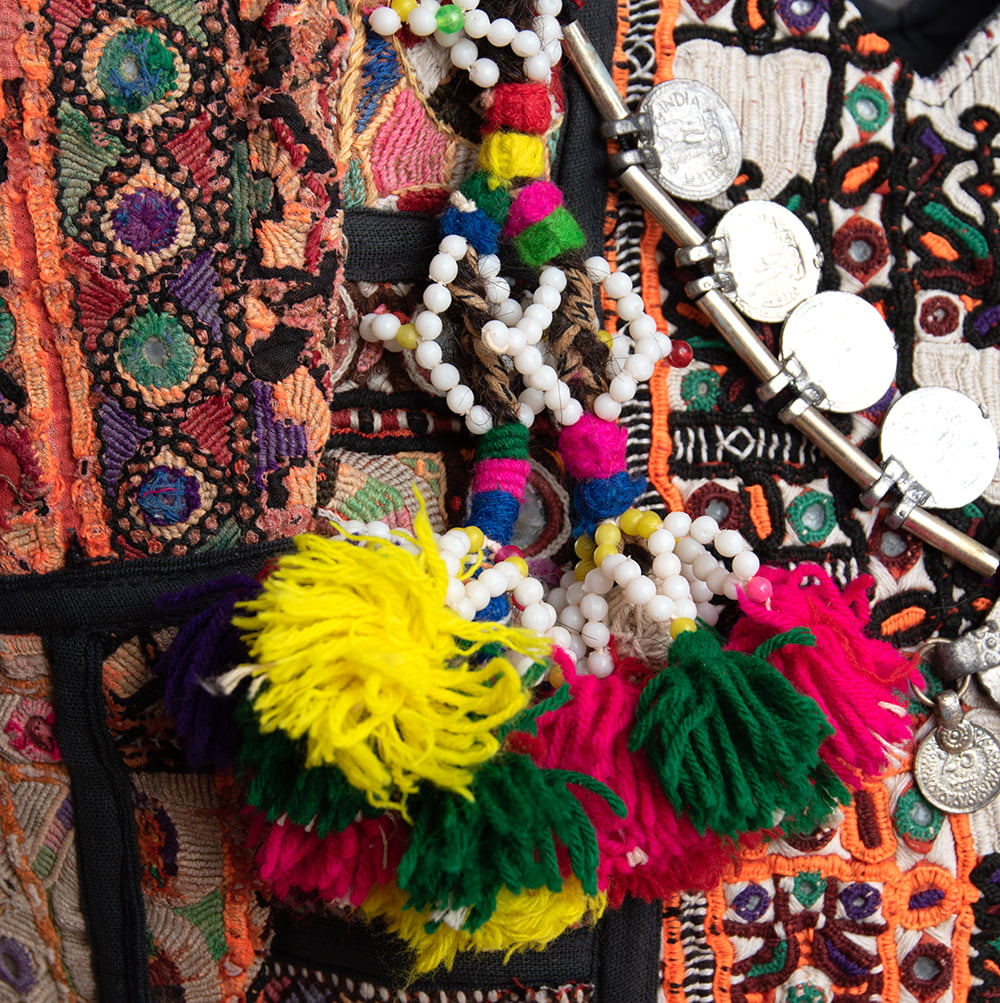 一点物〕伝統を紡いだ ラリーキルトとバンジャラ刺繍のトートバッグ の