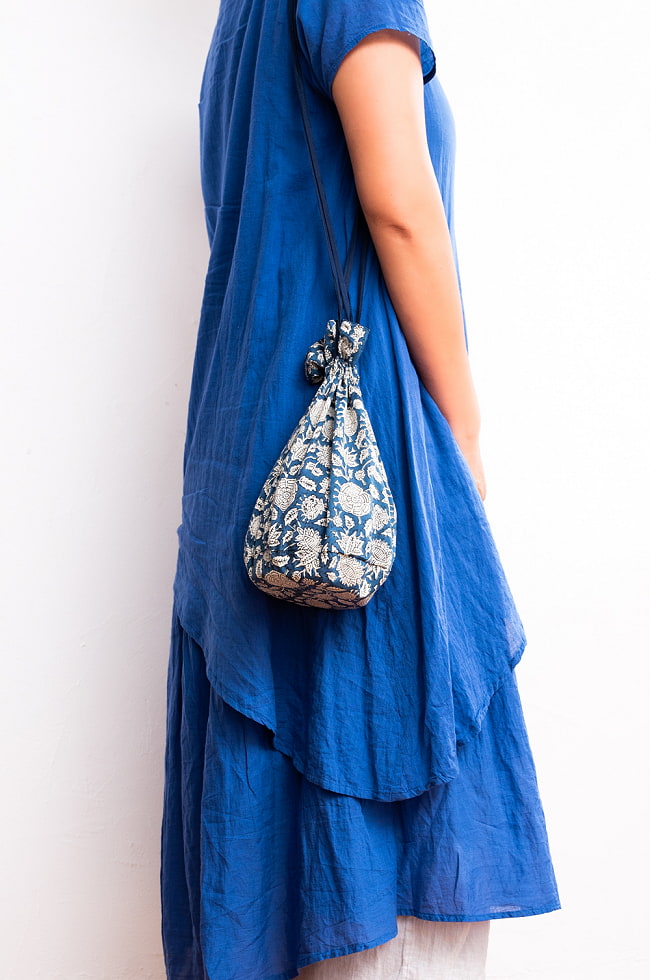 木版染めが美しい ジョーラと呼ばれるインドの巾着 11 - 肩から掛けるとこのくらいのサイズ感です。