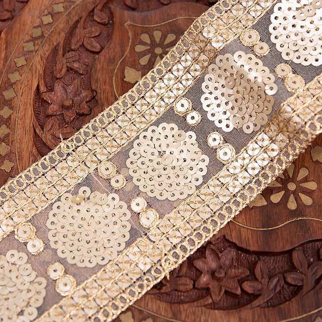 チロリアンテープ　メーター売 - 金糸が美しい　更紗模様のゴータ刺繍〔幅:約6.5cm〕 - マハル 2 - 拡大写真です