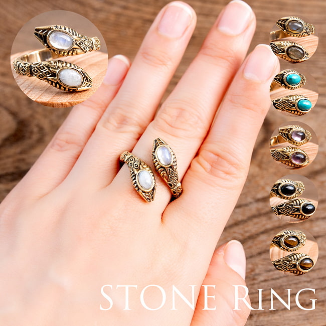 【安心のフリーサイズ】インド伝統　天然石のスネークリングの写真1枚目です。着用してみました指輪,リング,インド,ゴールド,シンプル,蛇,天然石,スネーク