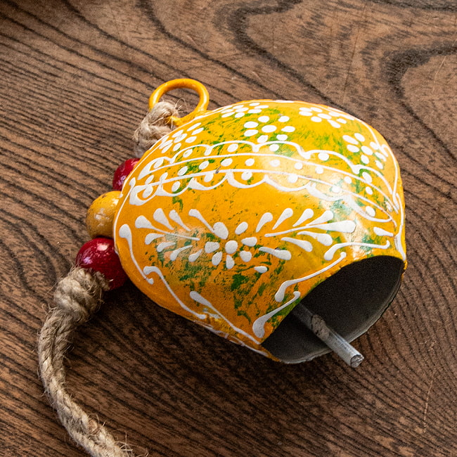 ジュート紐とハンドペイントの 手作りベル インドの素朴な味わい 縦：約9cm 横：約8cm    ふくら形 黄 2 - アップにして撮ってみました。