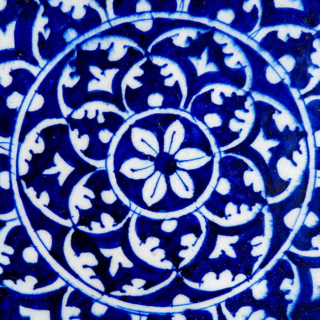 〔大皿 直径：25.5cm〕ブルーポッタリー ジャイプール陶器の円形飾り皿 大輪の花 2 - 拡大写真です。つやつやとした光沢感があり、とても美しくペイントされています。