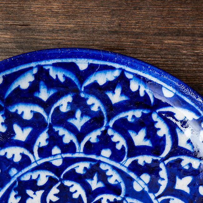 〔大皿 直径：25.5cm〕ブルーポッタリー ジャイプール陶器の円形飾り皿 大輪の花 3 - 拡大写真です。つやつやとした光沢感があり、とても美しくペイントされています。