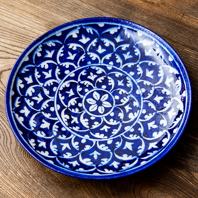 〔大皿 直径：25.5cm〕ブルーポッタリー ジャイプール陶器の円形飾り皿 大輪の花 4 - 目を奪われる美しいペイントです