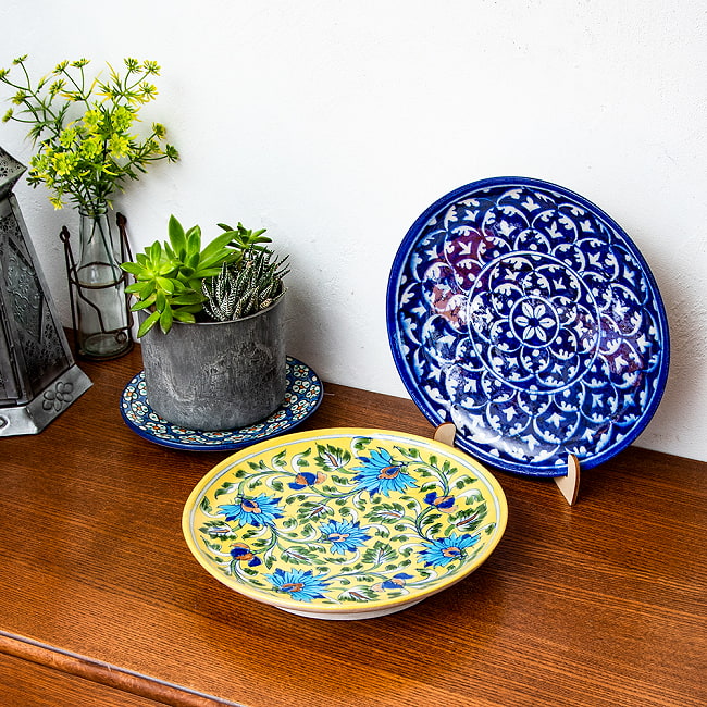 〔大皿 直径：25.5cm〕ブルーポッタリー ジャイプール陶器の円形飾り皿 大輪の花 7 - お部屋を美しく彩ってくれるアイテムです。