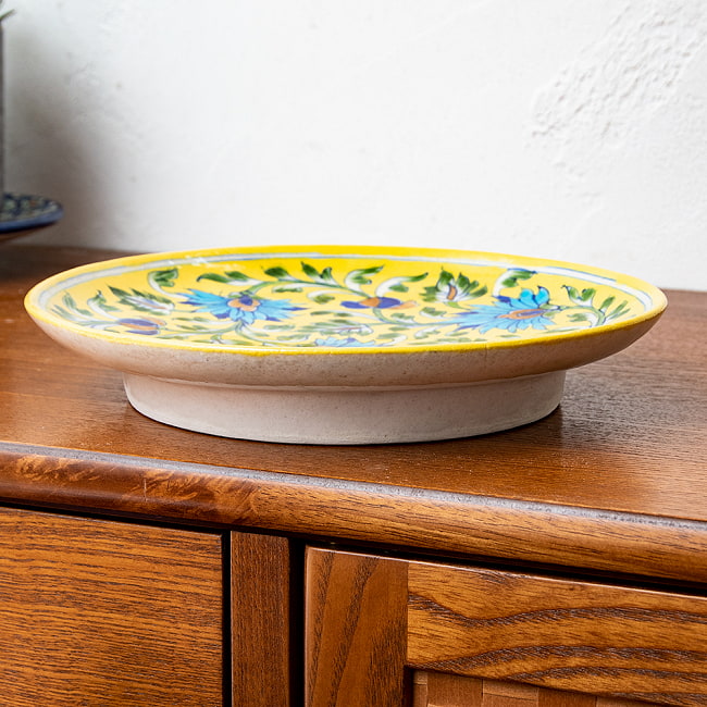 〔大皿 直径：25.5cm〕ブルーポッタリー ジャイプール陶器の円形飾り皿 大輪の花 9 - 少し背の高いお皿になっています。