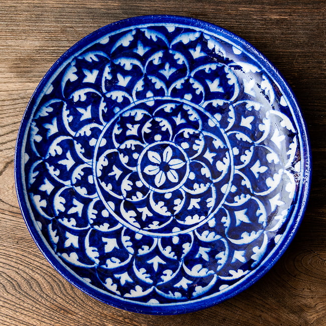 〔大皿 直径：25.5cm〕ブルーポッタリー ジャイプール陶器の円形飾り皿 大輪の花の写真1枚目です。ハンドペイントが美しい、ブルーポッタリーの飾り皿です。昔ながらの製法で作られている為、食器向けの品質で作られておりません。飾り皿としてご使用ください。陶器,青陶器,ジャイプル,ブルーポッタリー