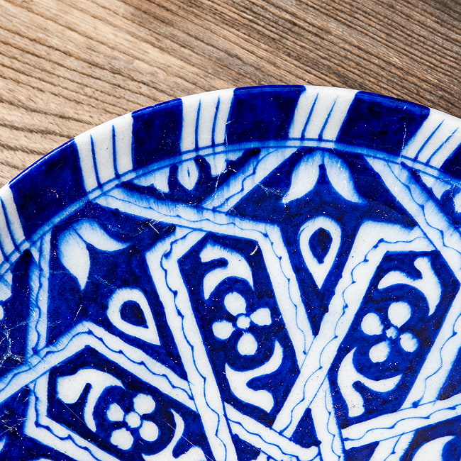 〔大皿 直径：25.5cm〕ブルーポッタリー ジャイプール陶器の円形飾り皿 アラベスク 3 - 拡大写真です。つやつやとした光沢感があり、とても美しくペイントされています。