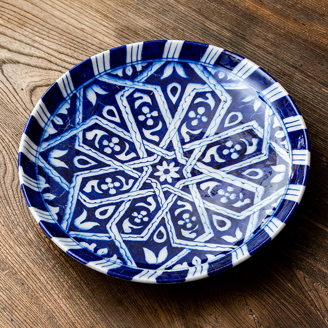 〔大皿 直径：25.5cm〕ブルーポッタリー ジャイプール陶器の円形飾り皿 アラベスク 4 - 目を奪われる美しいペイントです