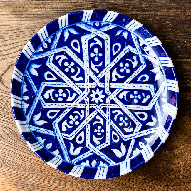〔大皿 直径：25.5cm〕ブルーポッタリー ジャイプール陶器の円形飾り皿 アラベスクの写真1枚目です。ハンドペイントが美しい、ブルーポッタリーの飾り皿です。昔ながらの製法で作られている為、食器向けの品質で作られておりません。飾り皿としてご使用ください。陶器,青陶器,ジャイプル,ブルーポッタリー