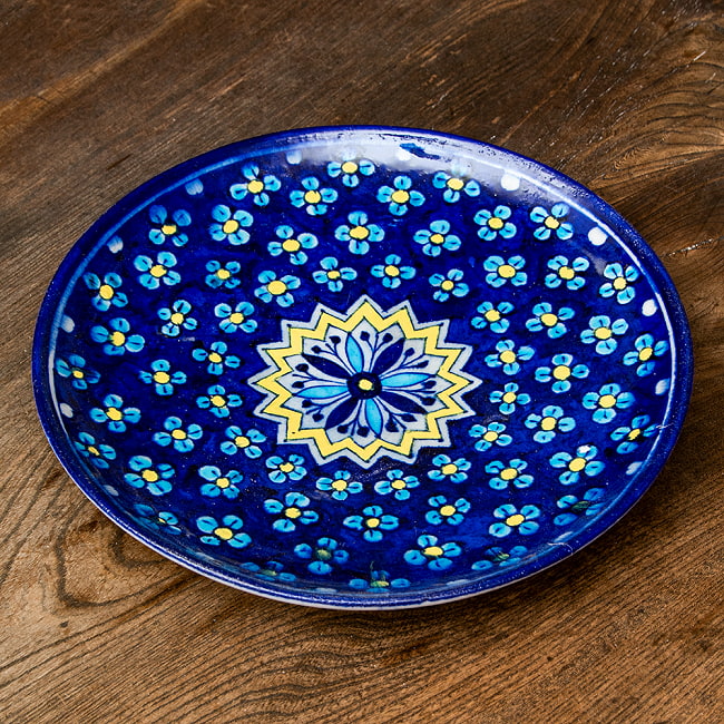 〔大皿 直径：25.5cm〕ブルーポッタリー ジャイプール陶器の円形飾り皿 小花柄 4 - 目を奪われる美しいペイントです