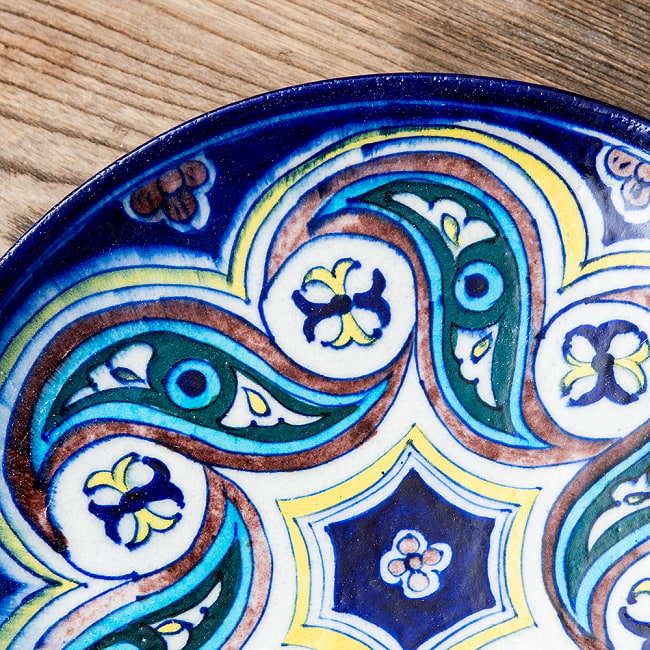 〔大皿 直径：25.5cm〕ブルーポッタリー ジャイプール陶器の円形飾り皿 螺旋 3 - 拡大写真です。つやつやとした光沢感があり、とても美しくペイントされています。