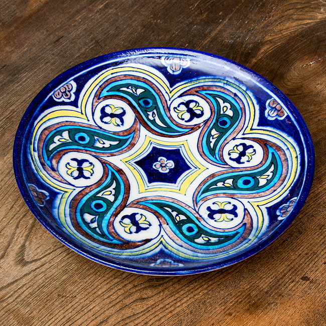 〔大皿 直径：25.5cm〕ブルーポッタリー ジャイプール陶器の円形飾り皿 螺旋 4 - 目を奪われる美しいペイントです