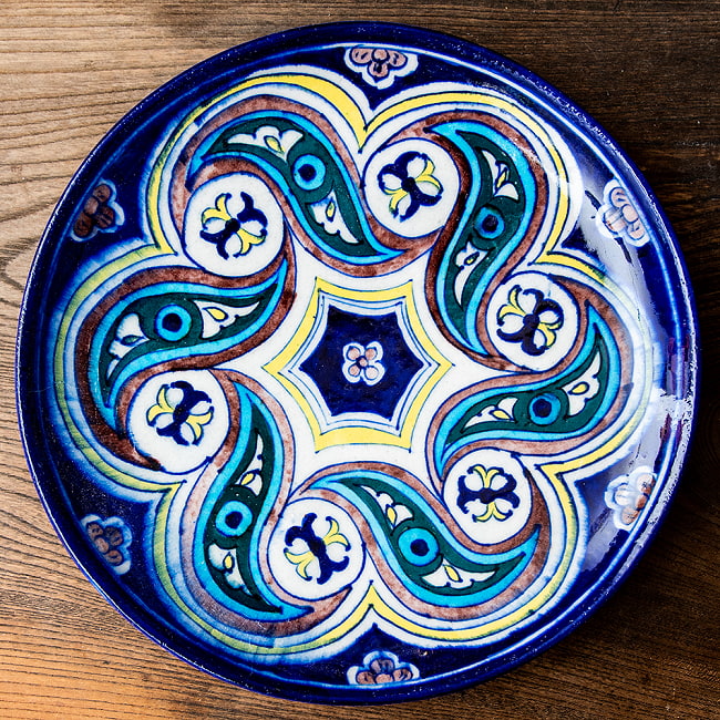〔大皿 直径：25.5cm〕ブルーポッタリー ジャイプール陶器の円形飾り皿 螺旋の写真1枚目です。ハンドペイントが美しい、ブルーポッタリーの飾り皿です。昔ながらの製法で作られている為、食器向けの品質で作られておりません。飾り皿としてご使用ください。陶器,青陶器,ジャイプル,ブルーポッタリー