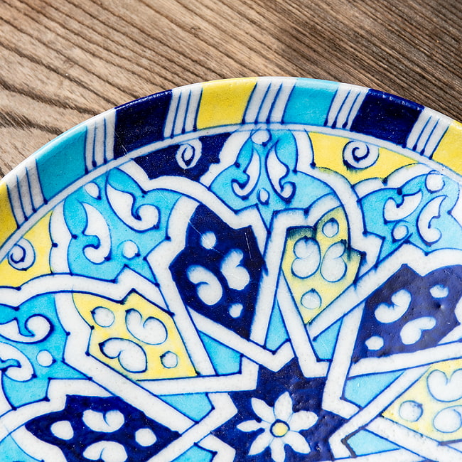 〔大皿 直径：25.5cm〕ブルーポッタリー ジャイプール陶器の円形飾り皿 ブルーモスク 3 - 拡大写真です。つやつやとした光沢感があり、とても美しくペイントされています。